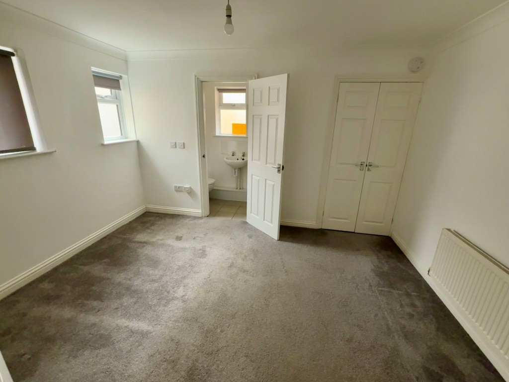 Lot: 74 - MIXED USE INVESTMENT IN TOWN CENTRE - FIVE FLATS AND COMMERCIAL UNIT - 46B East Street - Bedroom